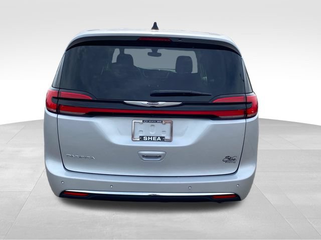 Used 2024 Chrysler Pacifica Touring-L FWD image 4