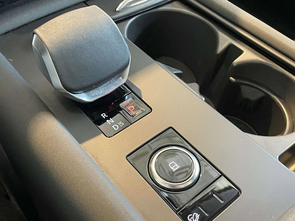Used 2025 Land Rover Discovery S image 32