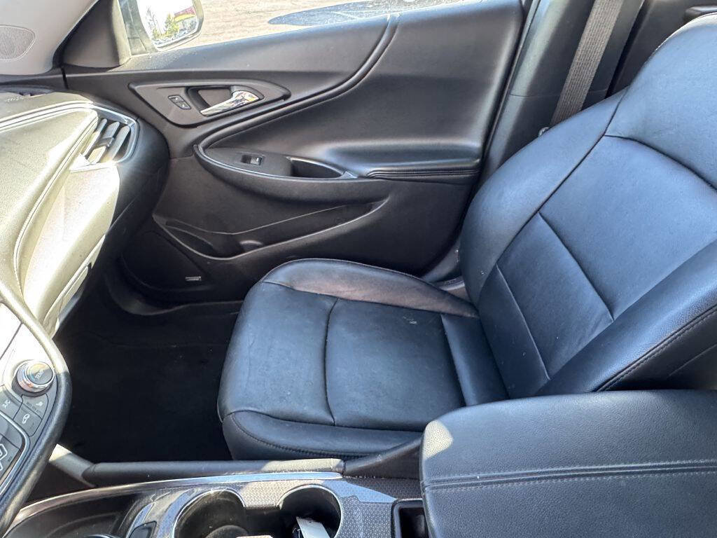 Used 2017 Chevrolet Malibu LT w/ Leather Package image 12