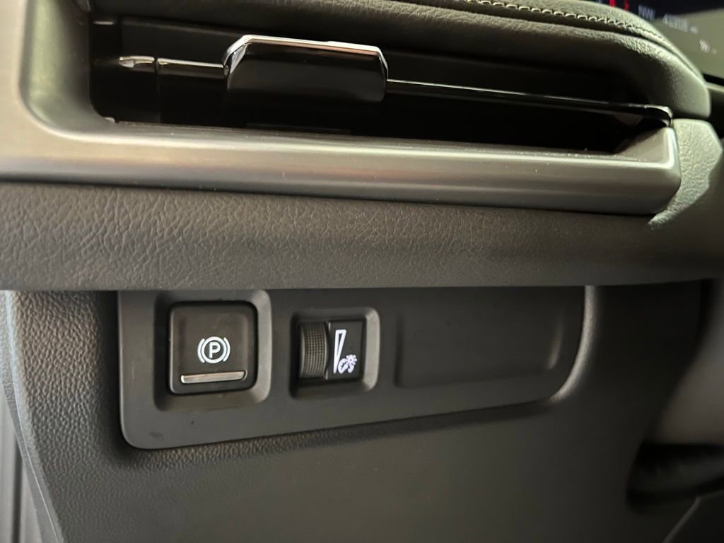 Used 2024 Cadillac XT4 Premium Luxury image 17