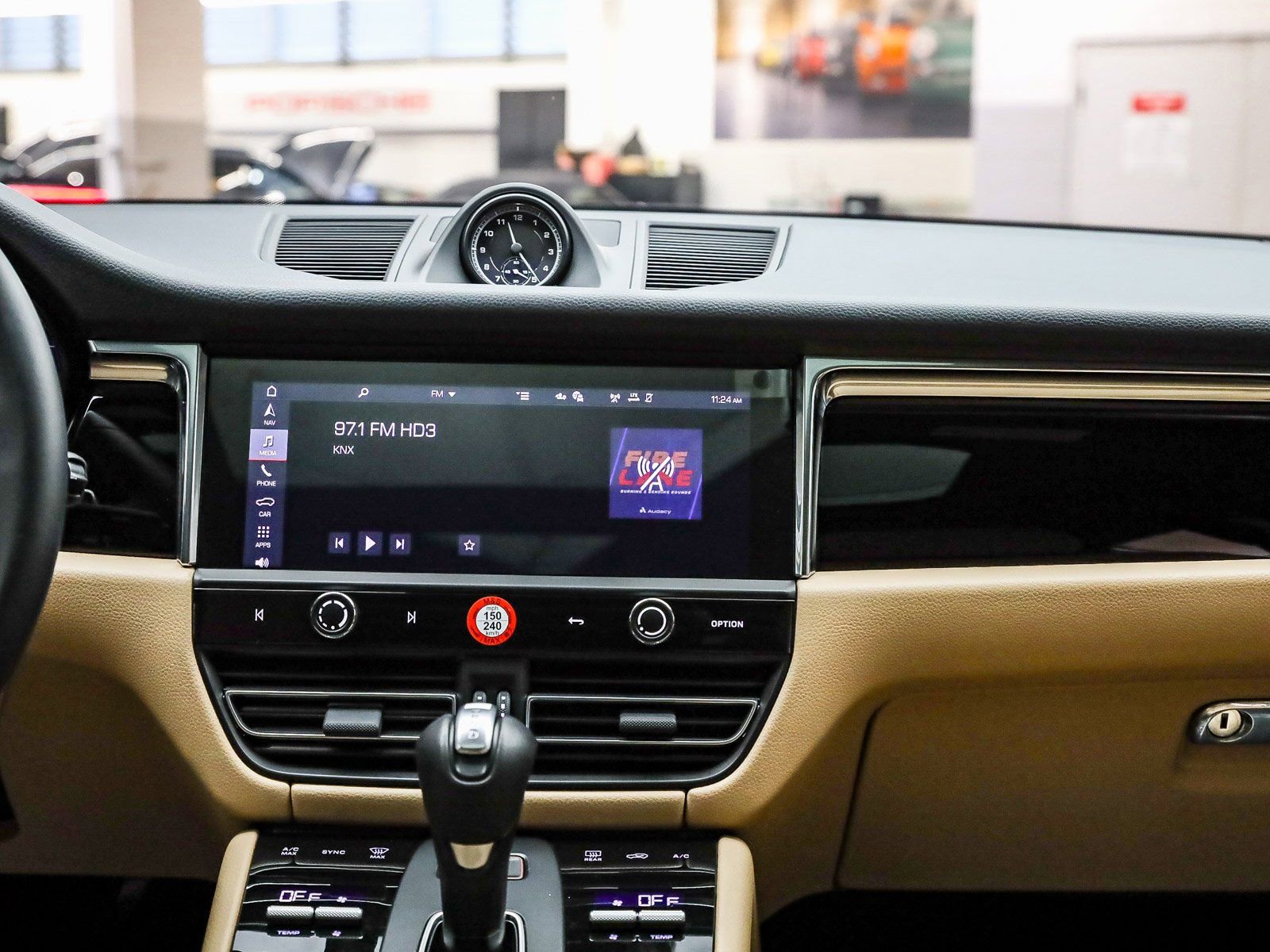 Certified 2025 Porsche Macan image 18