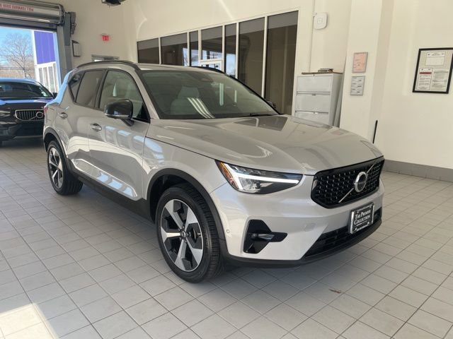 Certified 2025 Volvo XC40 B5 Plus image 5