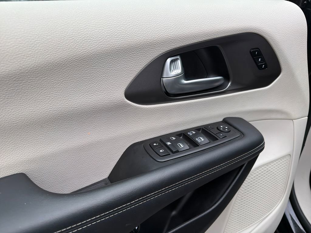 Used 2024 Chrysler Pacifica Select image 31