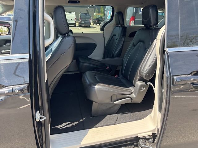 Used 2023 Chrysler Pacifica Touring-L image 16