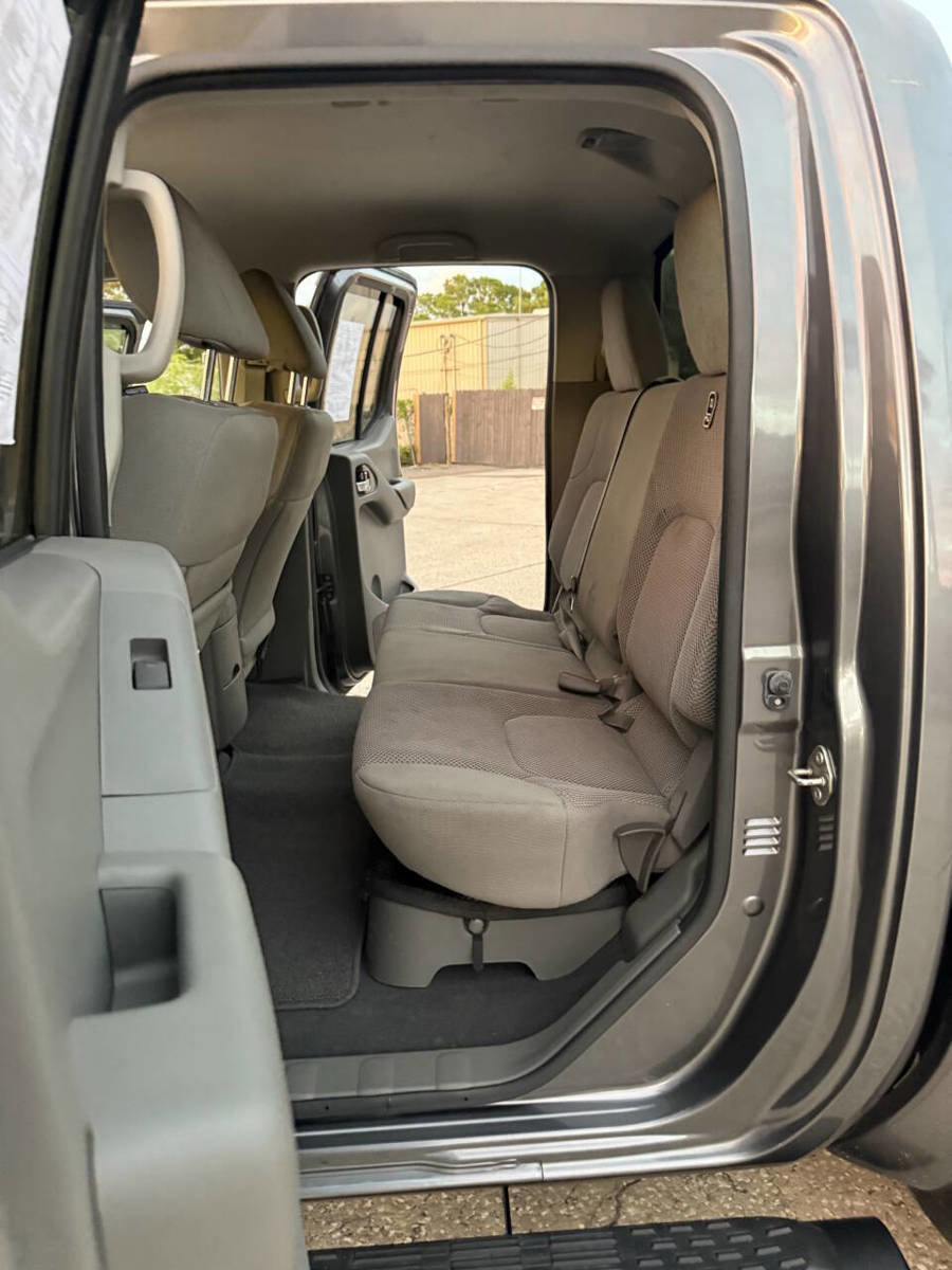 Used 2019 Nissan Frontier SV image 11