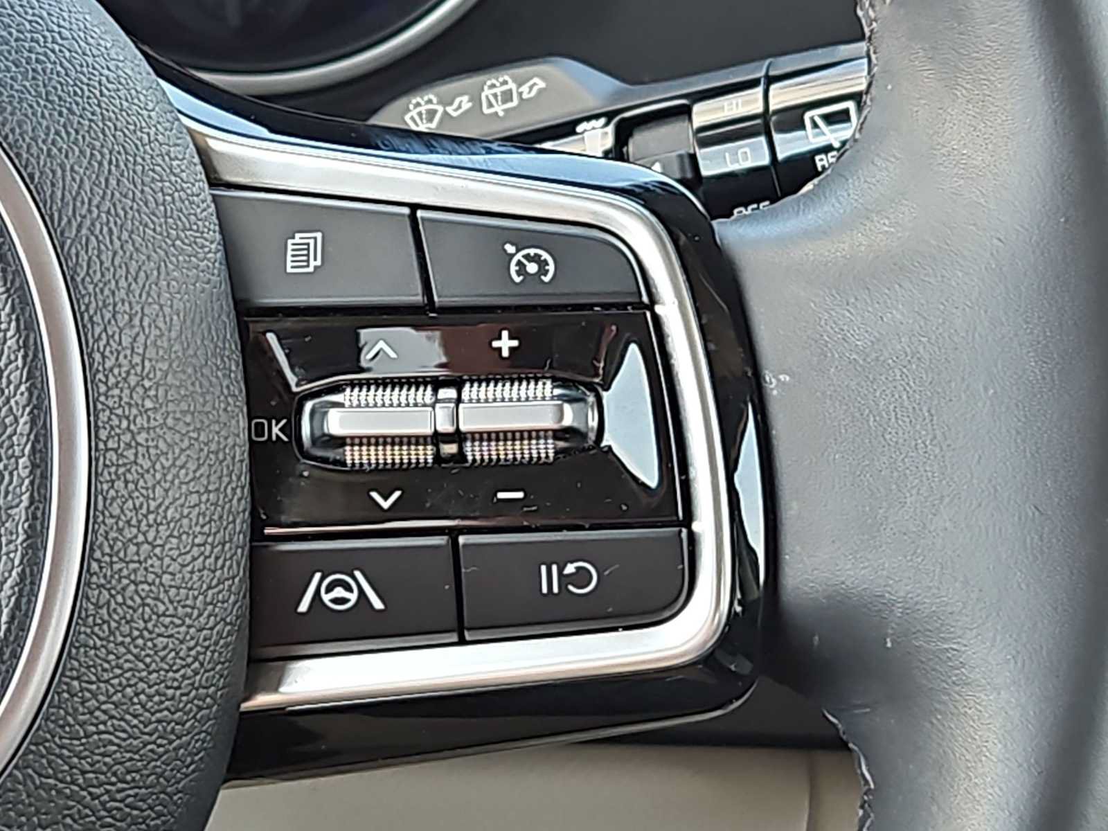 Used 2024 Kia Carnival LX FWD image 19