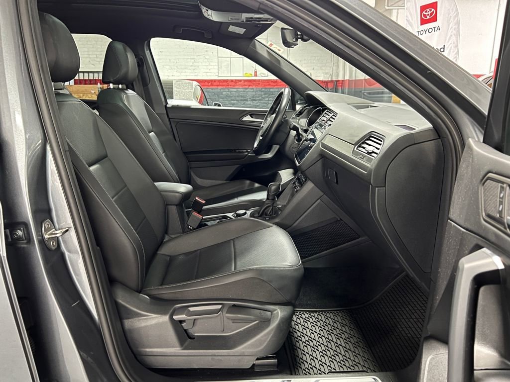 Used 2020 Volkswagen Tiguan SE R-Line w/ 3rd Row Seat Package image 24