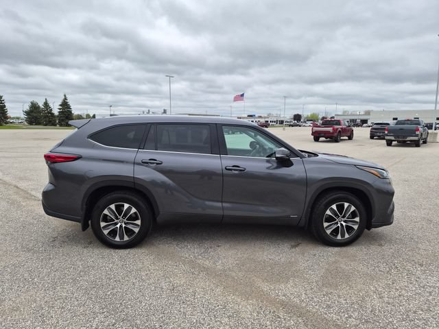 Used 2022 Toyota Highlander XLE AWD/4WD image 4