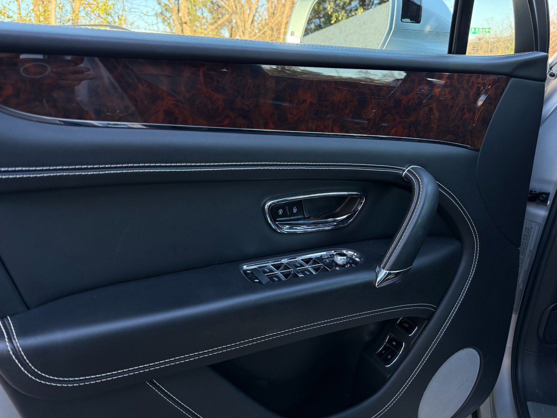 Used 2018 Bentley Bentayga image 51