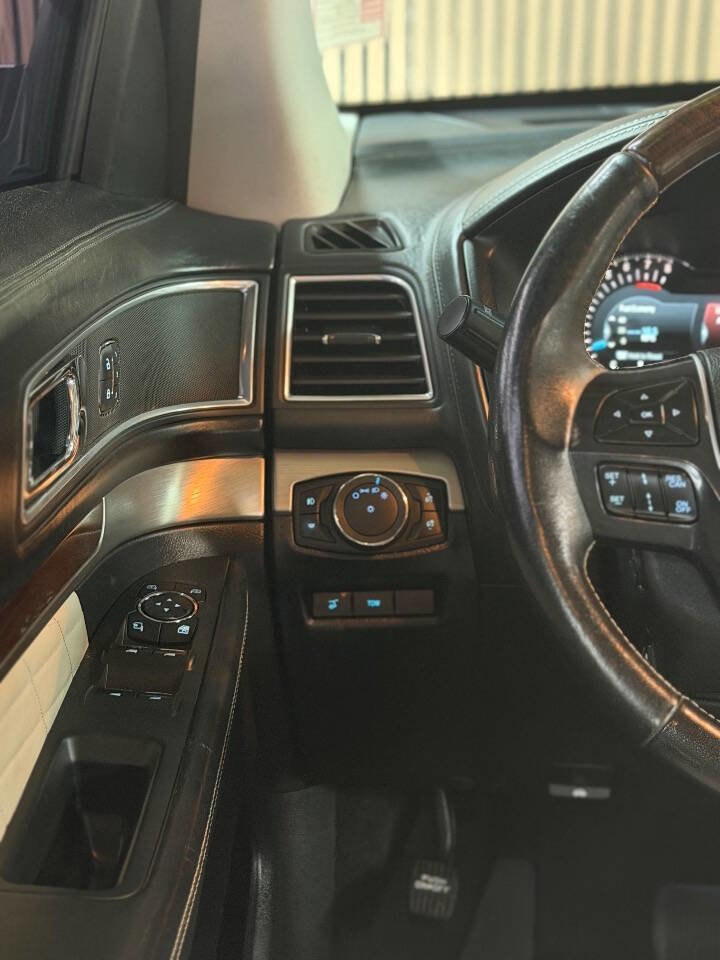 Used 2016 Ford Explorer Platinum image 18