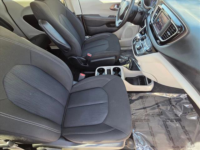 Used 2023 Chrysler Voyager LX image 19