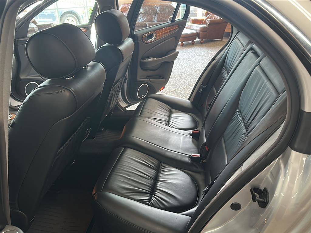 Used 2004 Jaguar XJ8 image 11