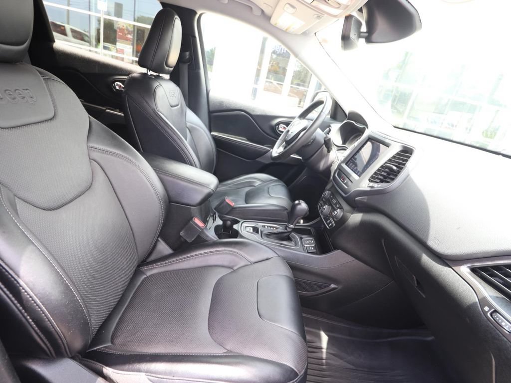 Used 2022 Jeep Cherokee Latitude Lux w/ Mopar Interior Package FWD image 14