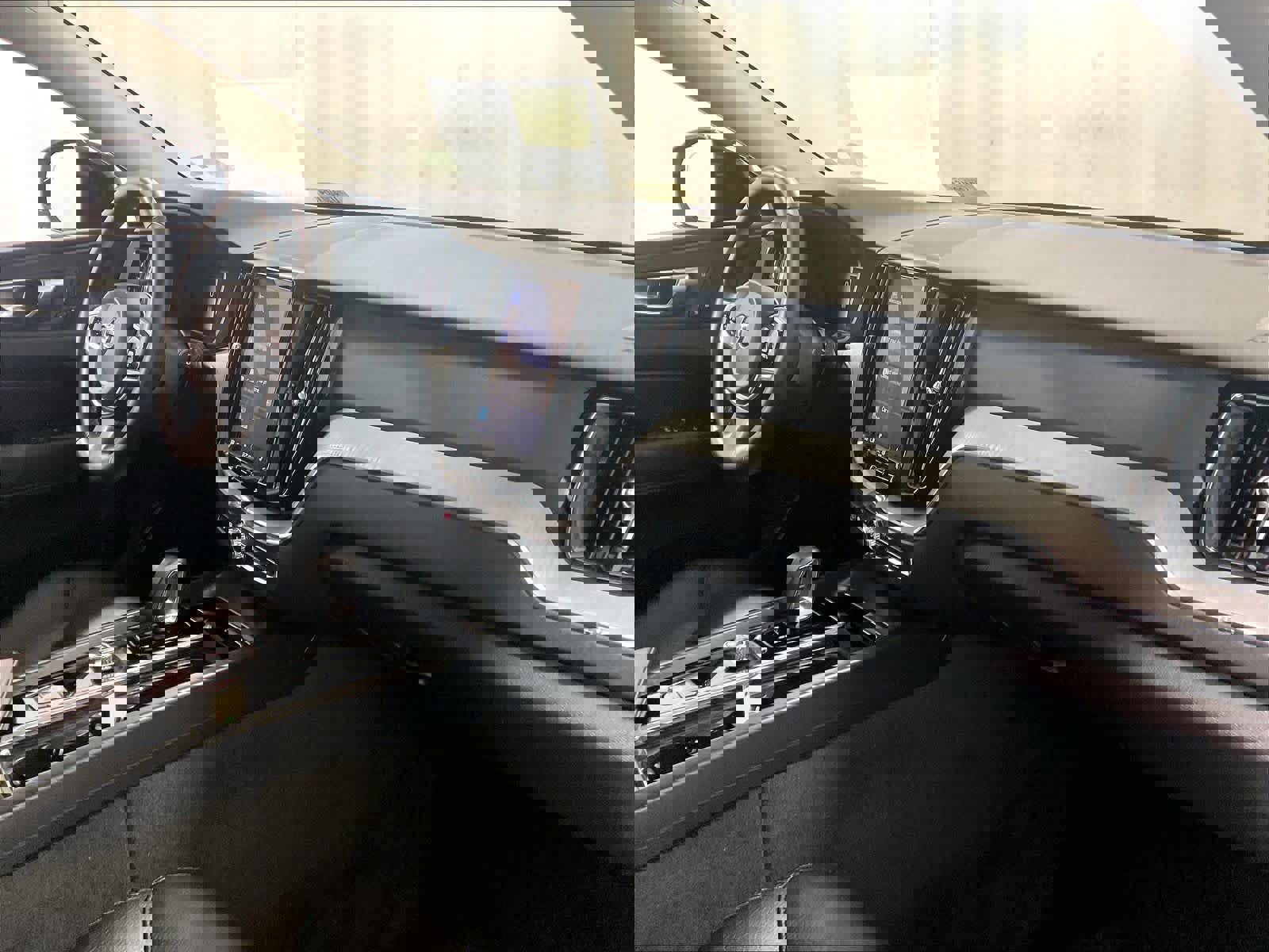 Used 2025 Volvo XC60 B5 Plus image 14