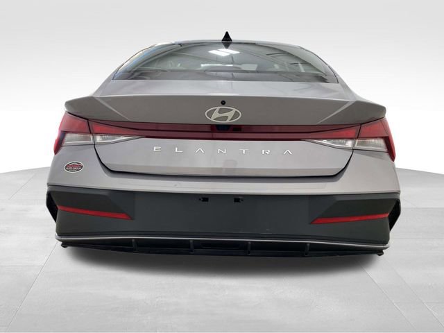 Used 2024 Hyundai Elantra SEL image 3