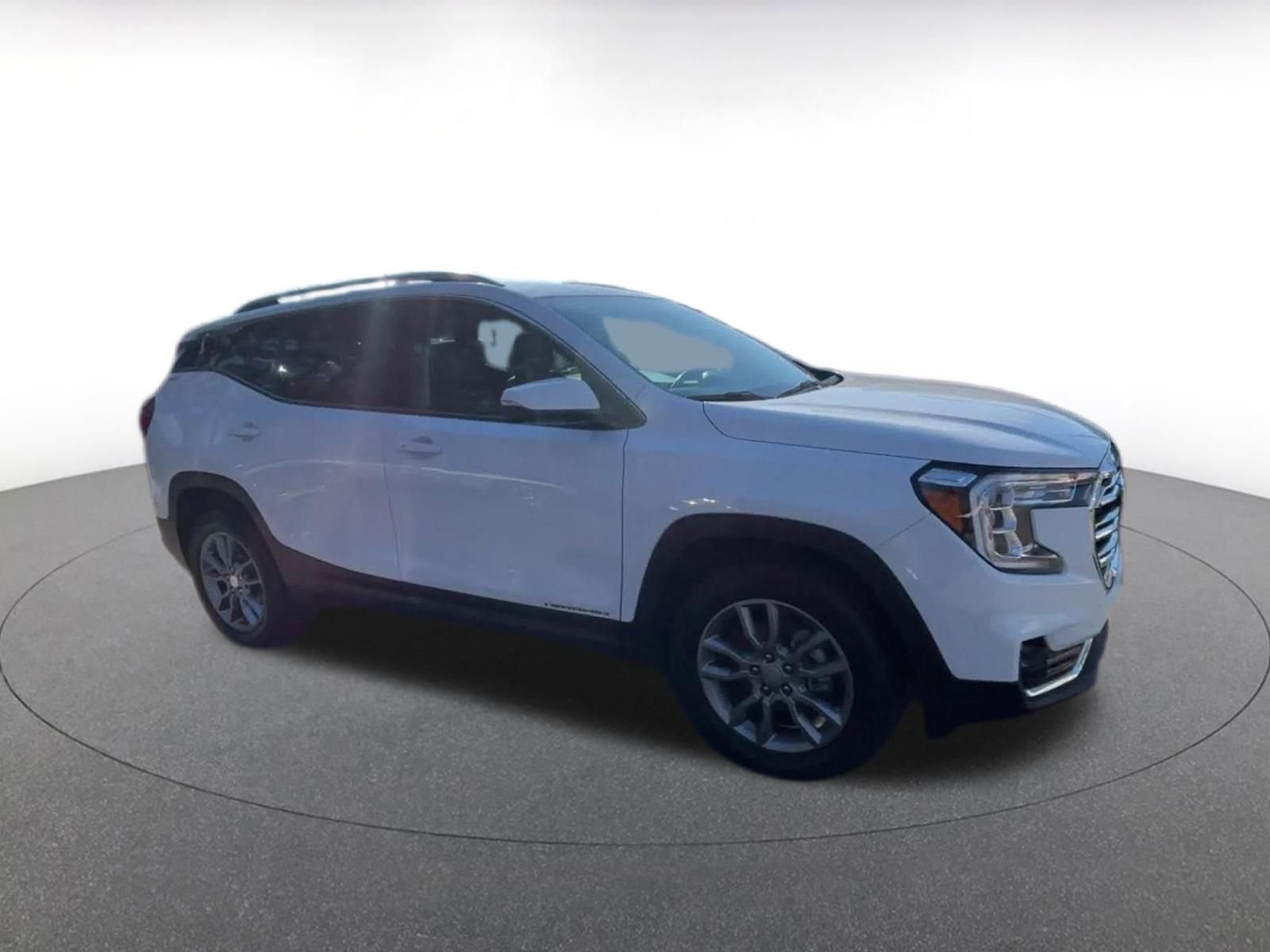 Used 2024 GMC Terrain SLT image 2