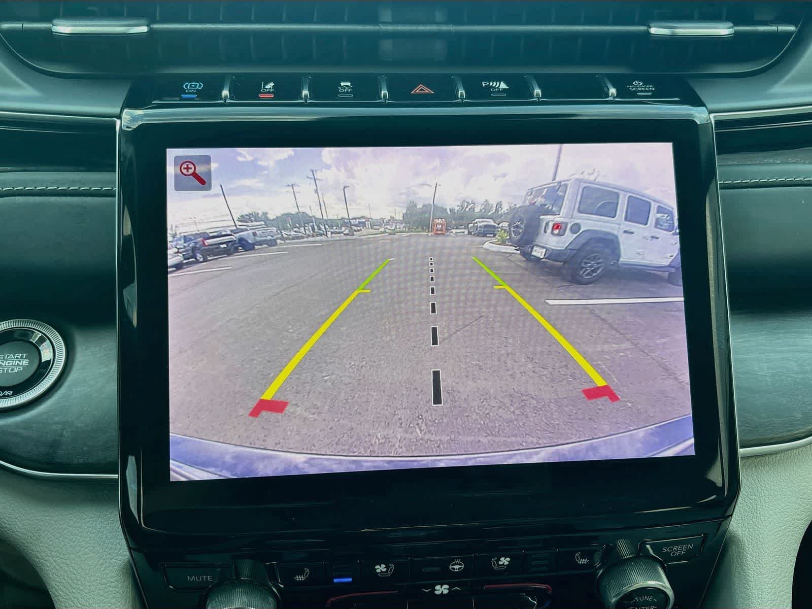 Used 2022 Jeep Grand Cherokee Overland AWD/4WD image 14