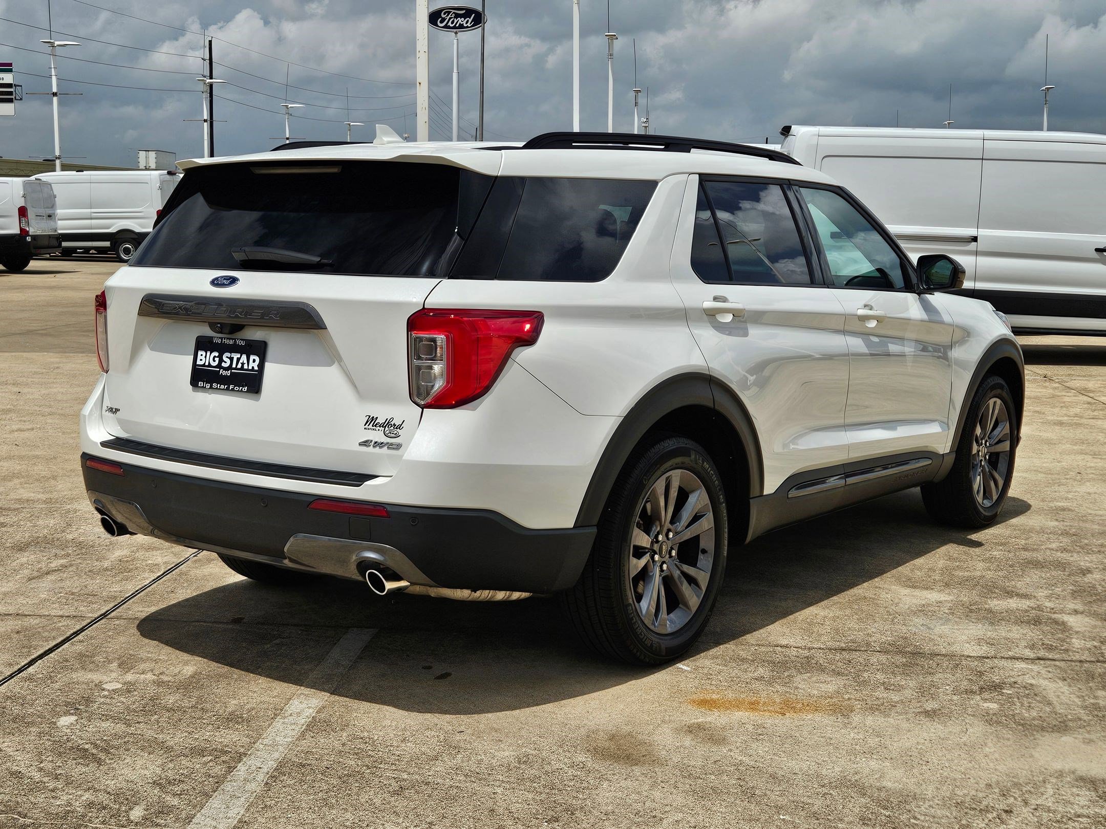 Used 2022 Ford Explorer XLT w/ Equipment Group 202A image 3
