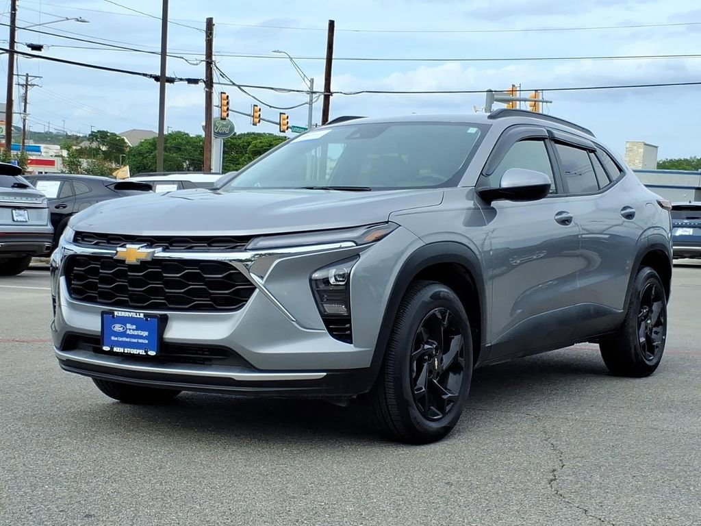 Used 2025 Chevrolet Trax LT w/ LT Convenience Package FWD image 11