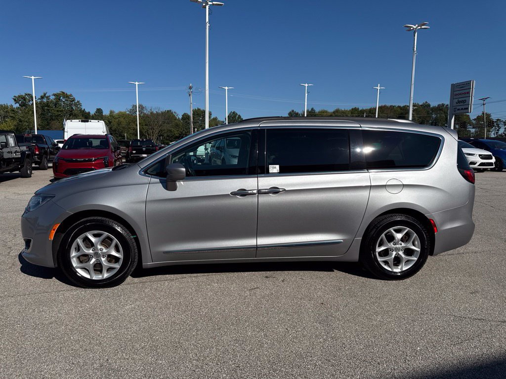 Used 2017 Chrysler Pacifica Touring-L w/ Tire & Wheel Group FWD image 9
