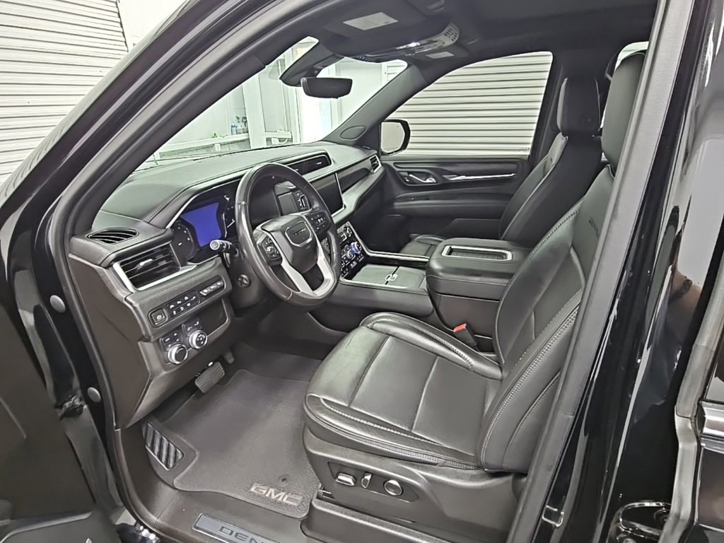 Used 2021 GMC Yukon XL Denali w/ Denali Premium Package image 10
