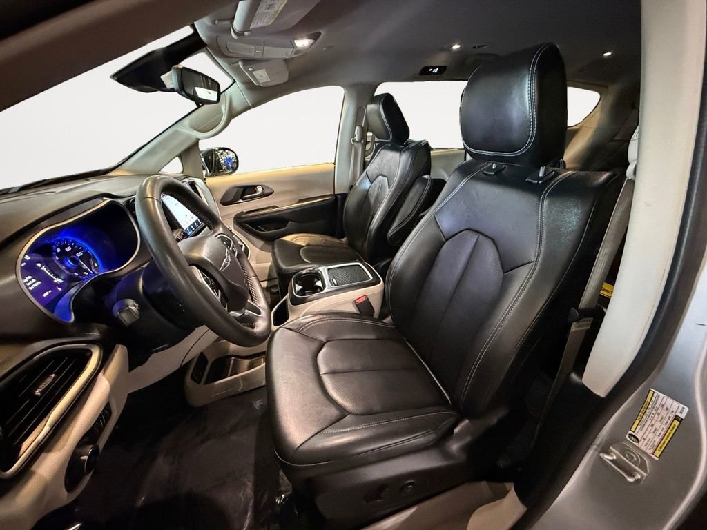 Used 2024 Chrysler Pacifica Touring-L image 11