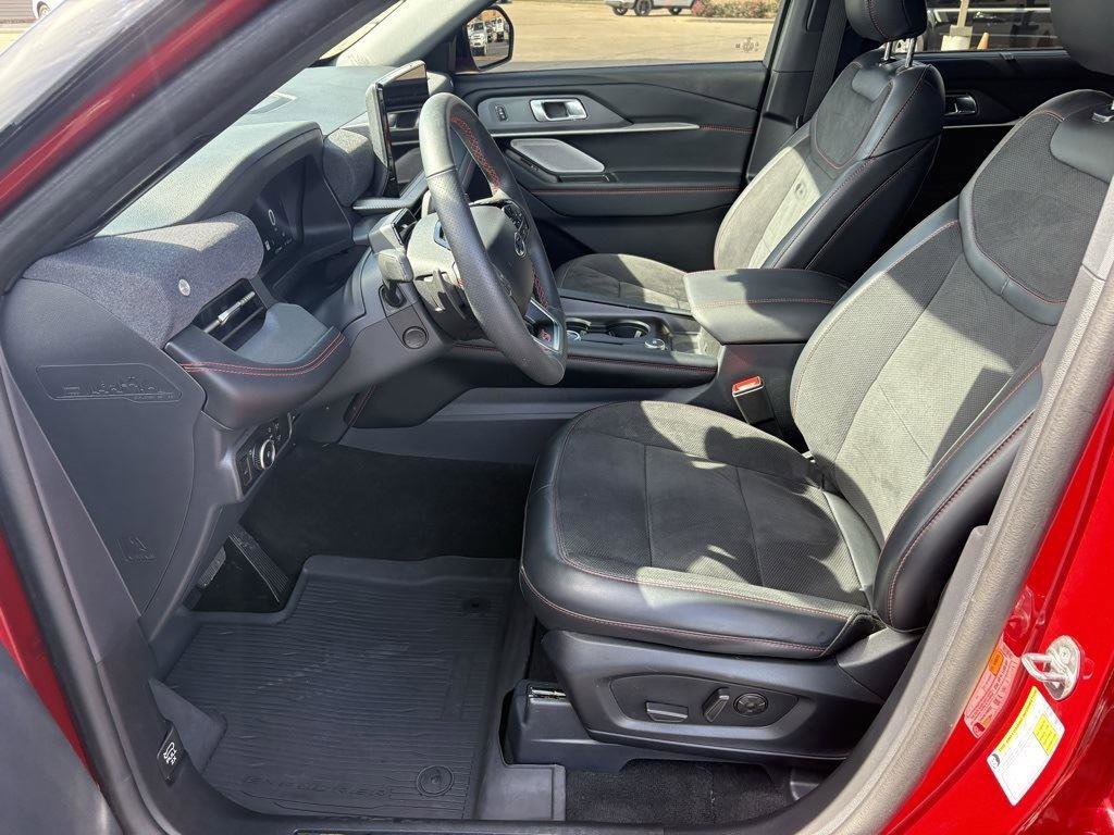 Used 2025 Ford Explorer ST image 4