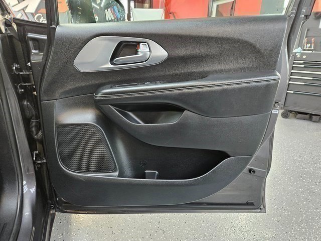 Used 2020 Chrysler Pacifica Touring-L w/ S Appearance Package image 27