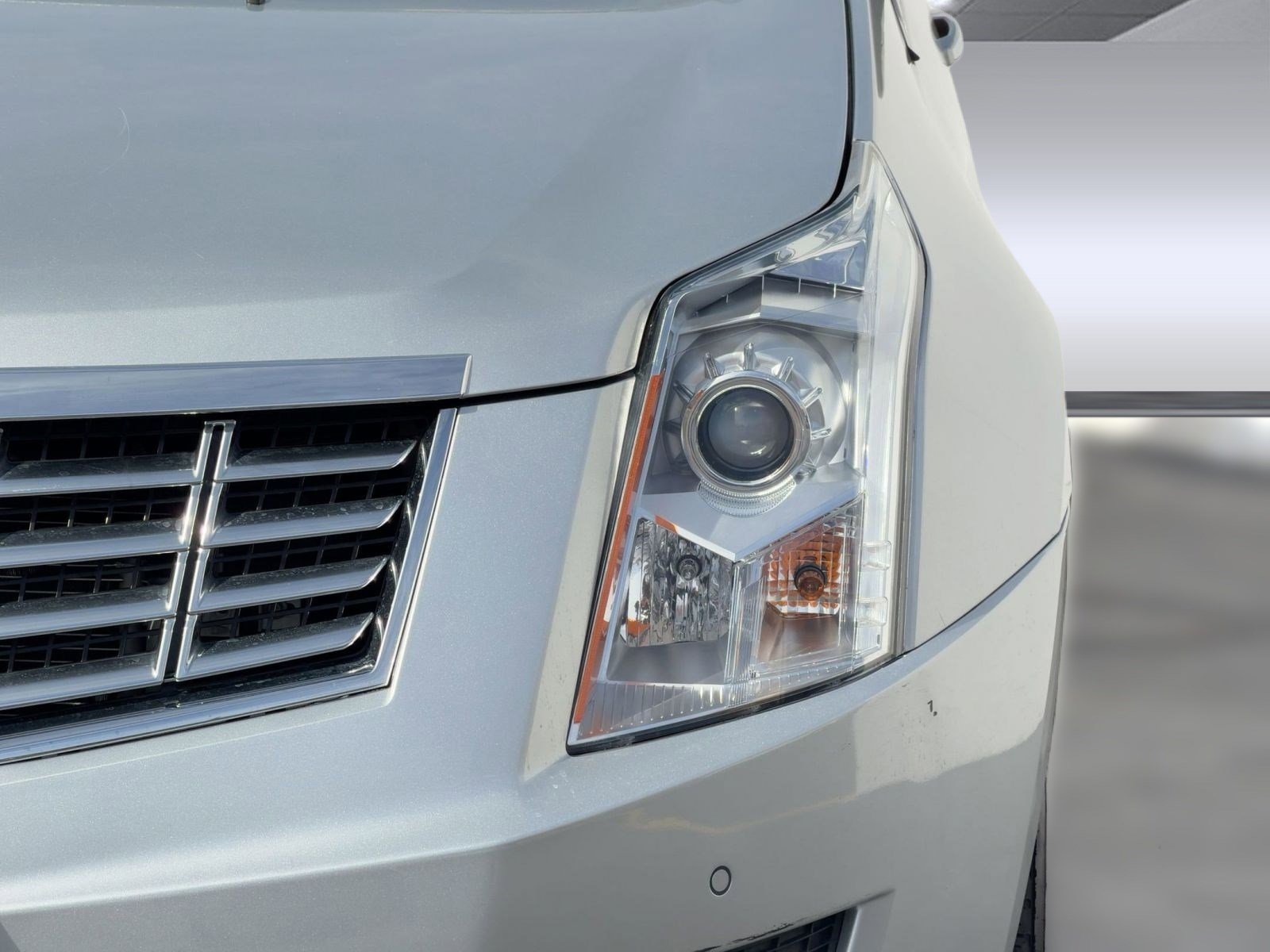 Used 2014 Cadillac SRX Luxury w/ Driver Awareness Package image 9