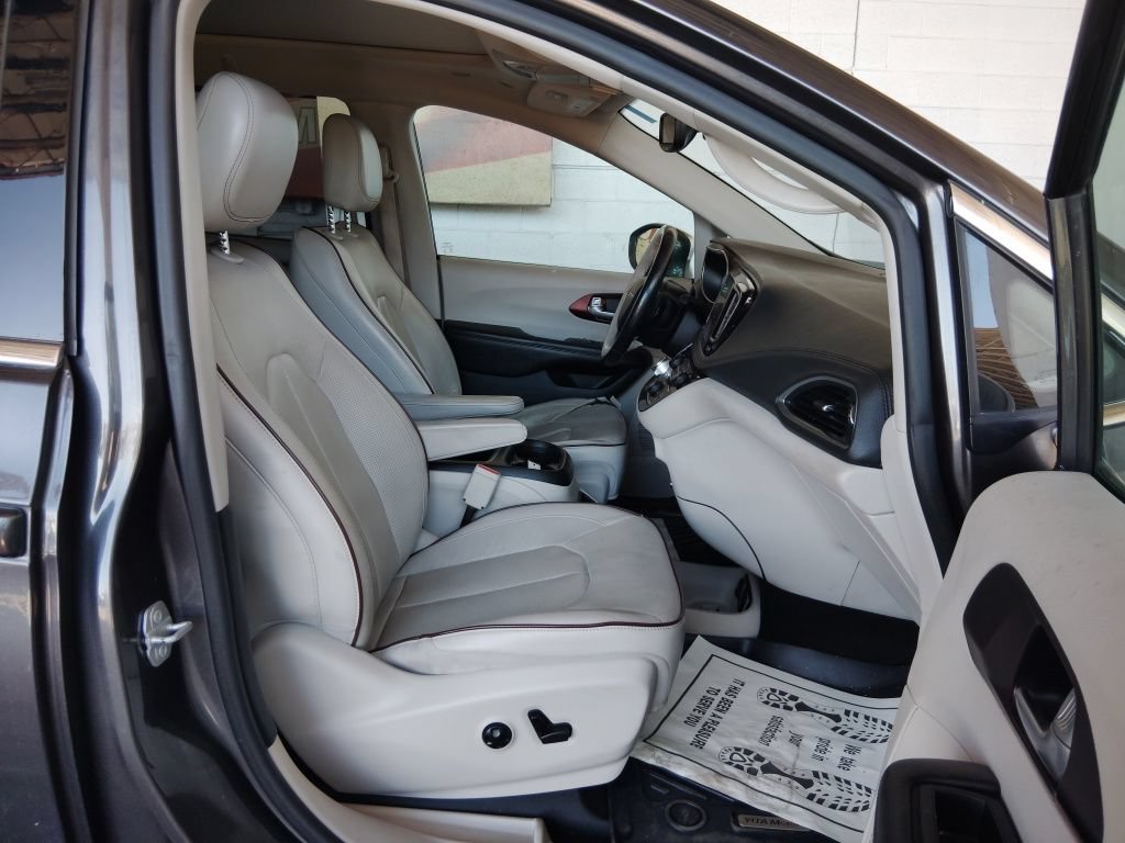 Used 2019 Chrysler Pacifica Limited w/ Advanced Safetytec Group FWD image 12