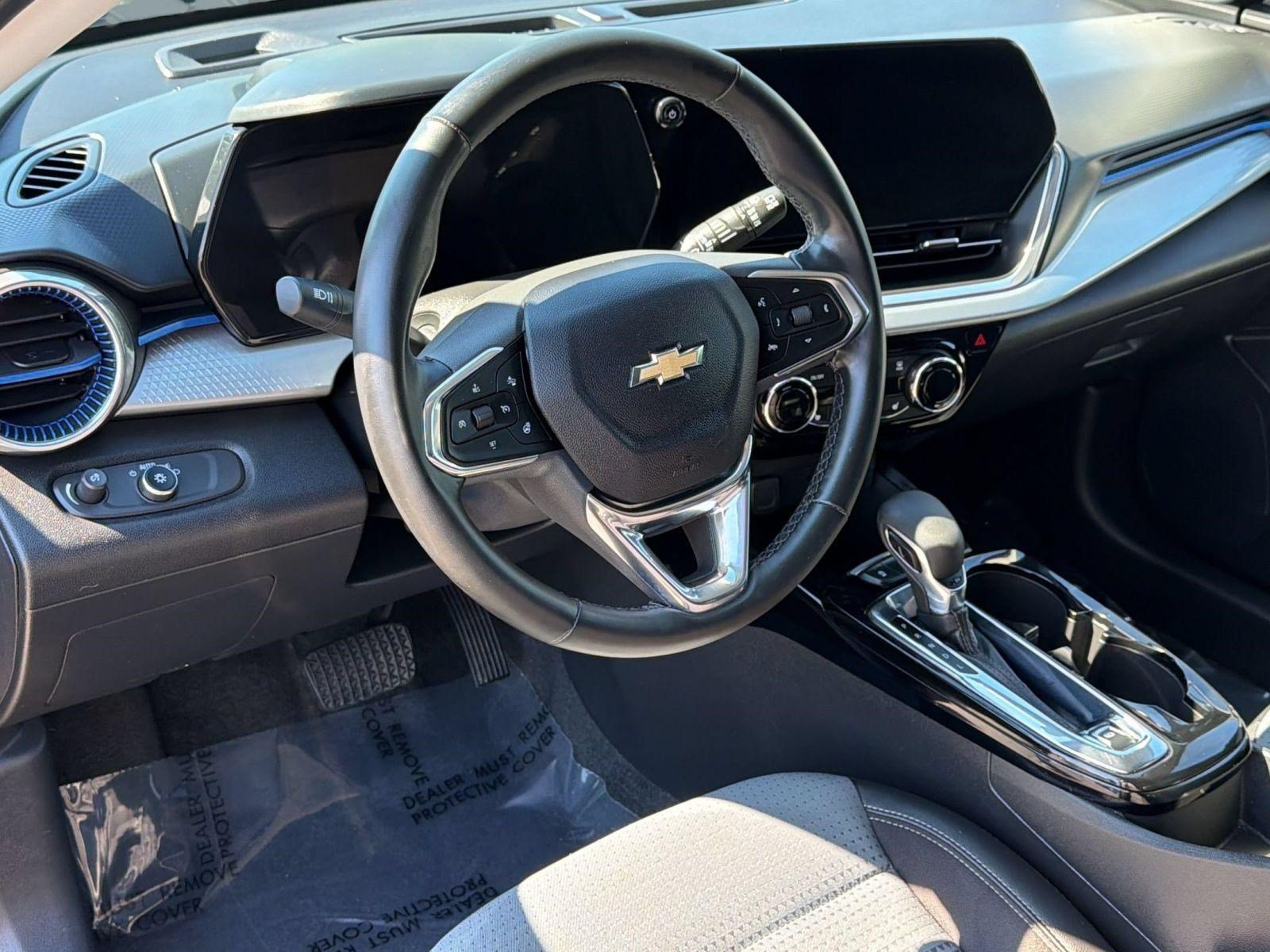 Used 2025 Chevrolet Trax LT w/ LT Convenience Package FWD image 4