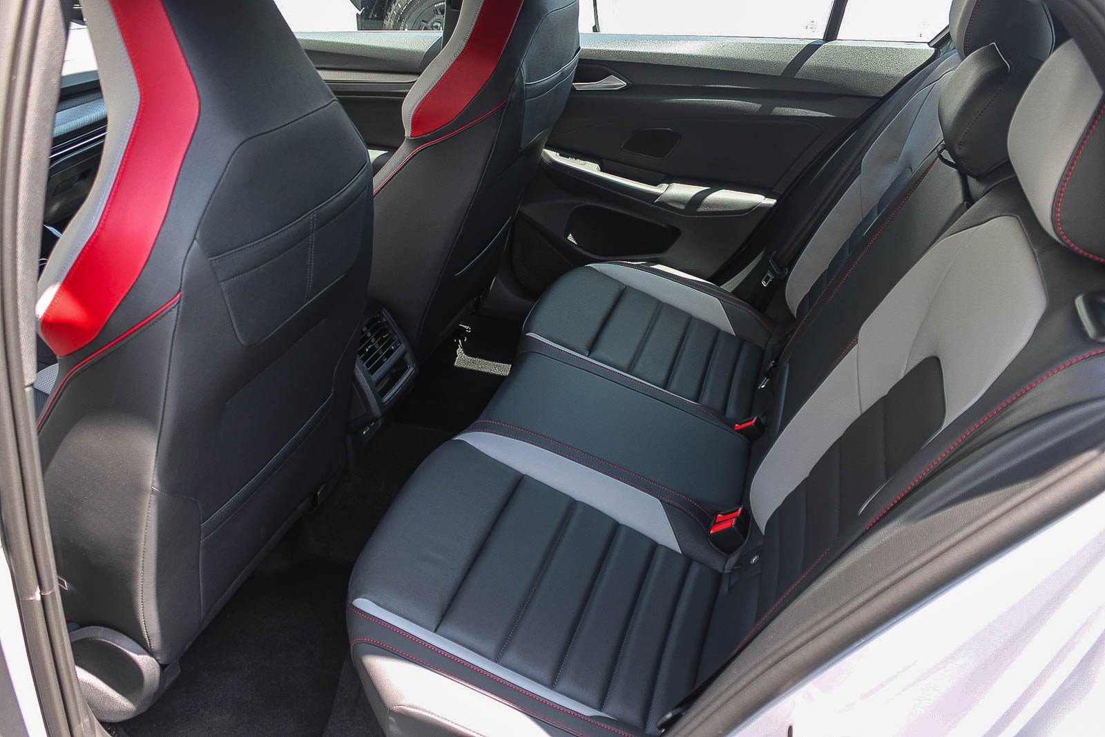 Used 2026 Volkswagen GTI SE FWD image 20
