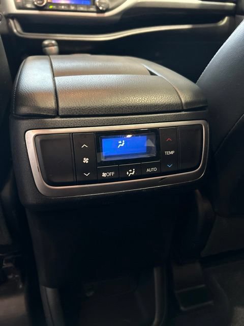 Used 2018 Toyota Highlander SE FWD image 17