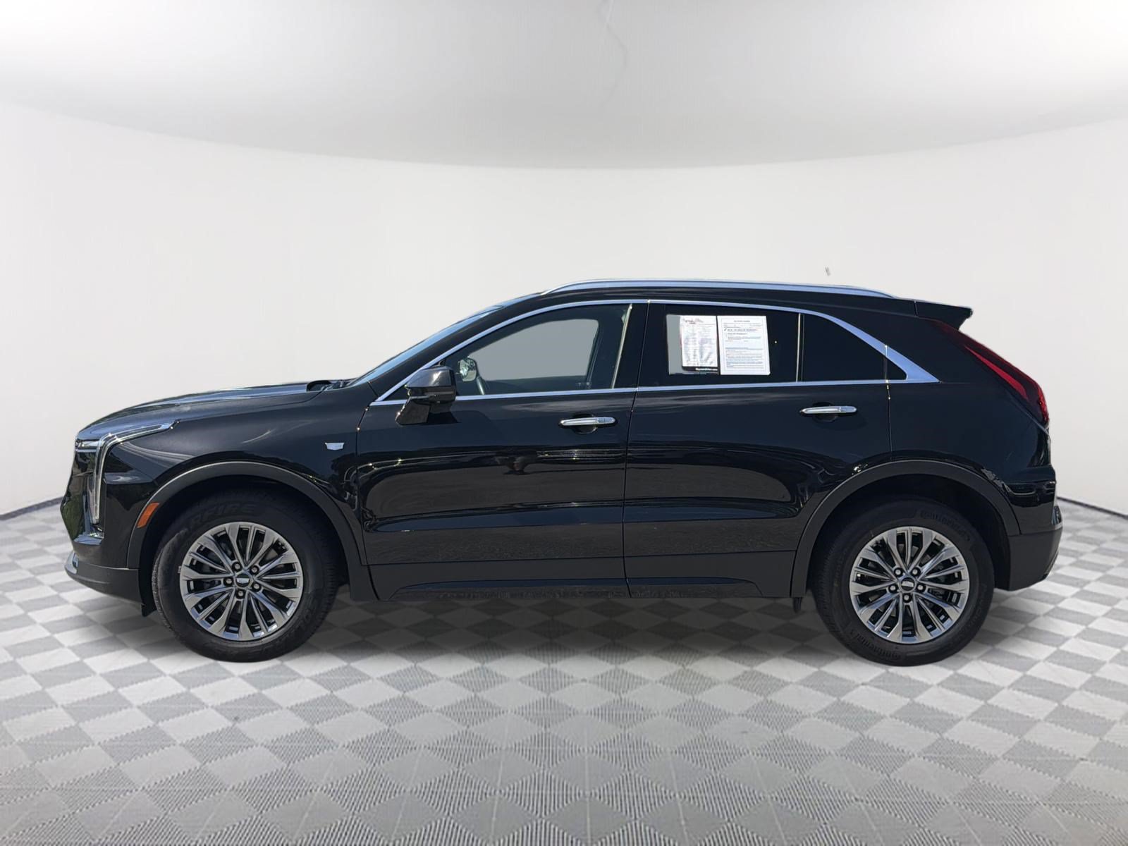 Used 2025 Cadillac XT4 Premium Luxury FWD image 2