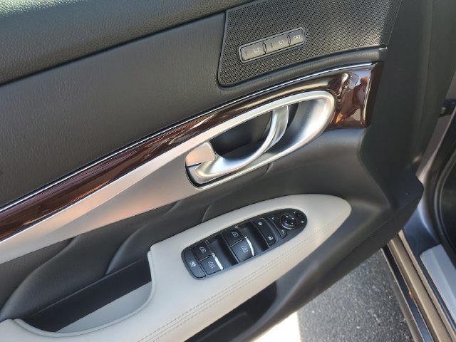 Used 2019 INFINITI Q70 Luxe w/ Sport Package RWD image 12