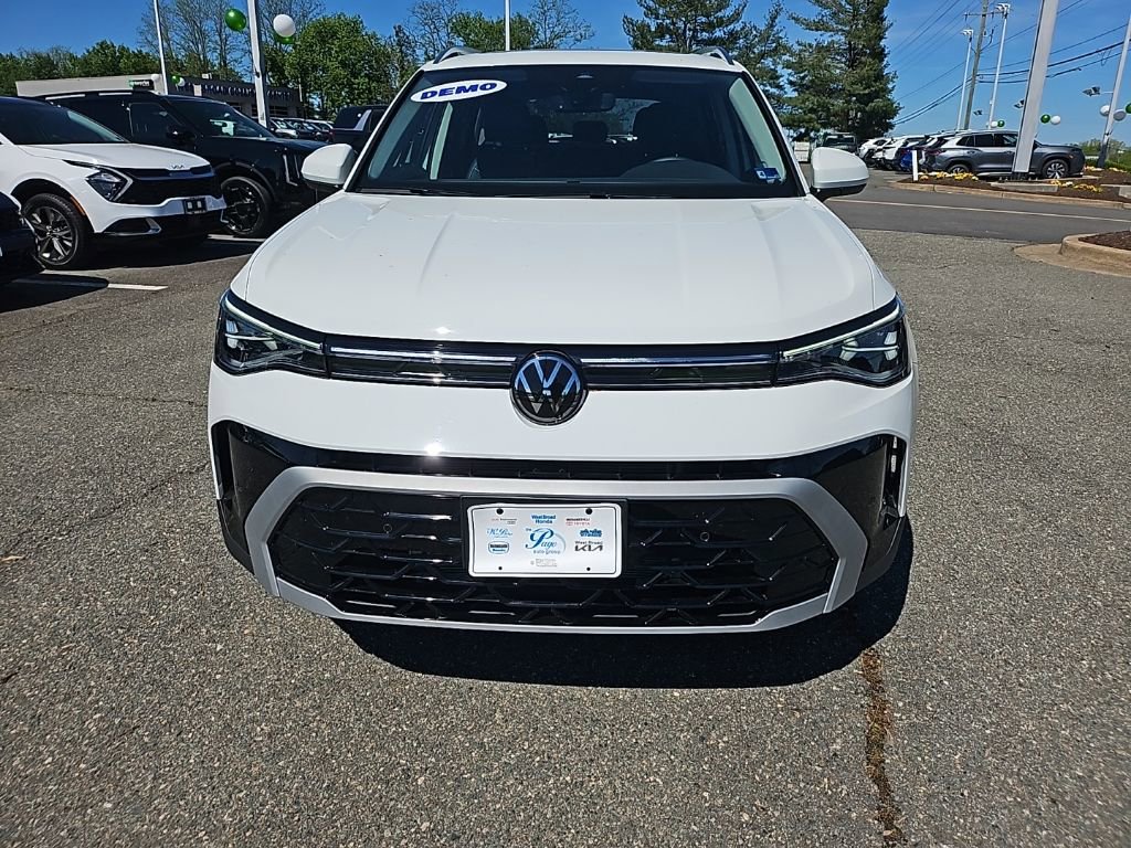 Certified 2025 Volkswagen Taos SEL image 3