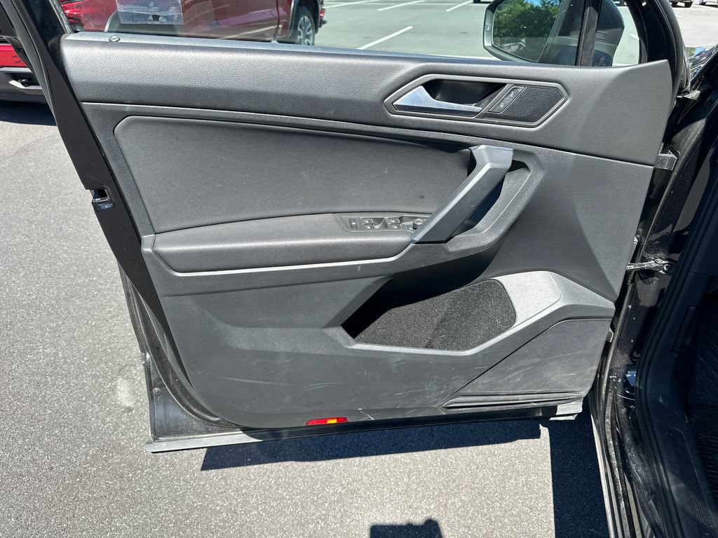 Used 2019 Volkswagen Tiguan SE w/ Panoramic Sunroof Package AWD/4WD image 11