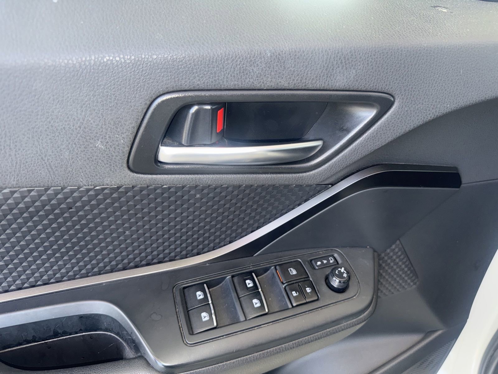 Used 2018 Toyota C-HR XLE image 5