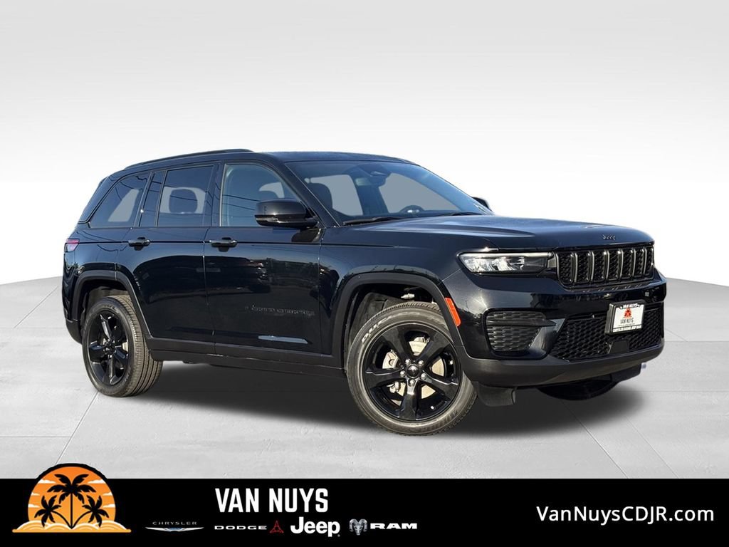 Used 2023 Jeep Grand Cherokee Altitude RWD image 1