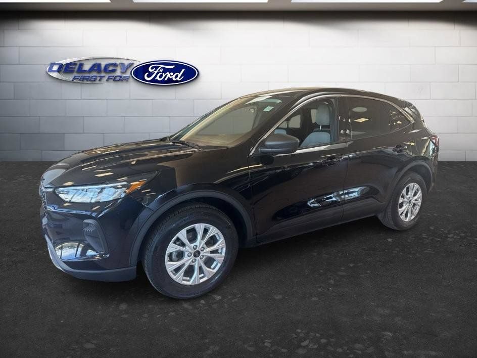 Used 2024 Ford Escape Active AWD/4WD image 2