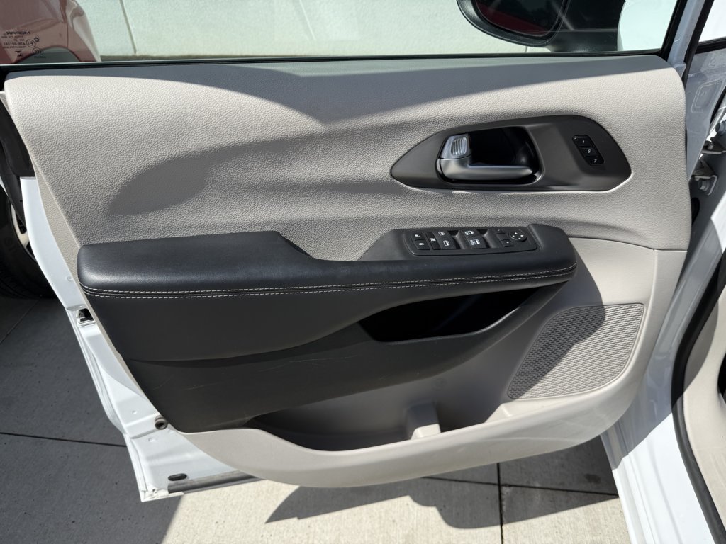Used 2023 Chrysler Pacifica Touring-L FWD image 19