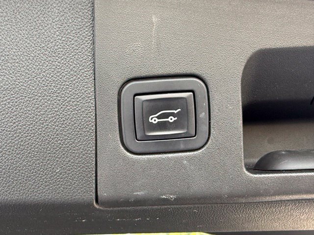 Used 2017 Cadillac XT5 Premium Luxury w/ Driver Assist Package FWD image 12
