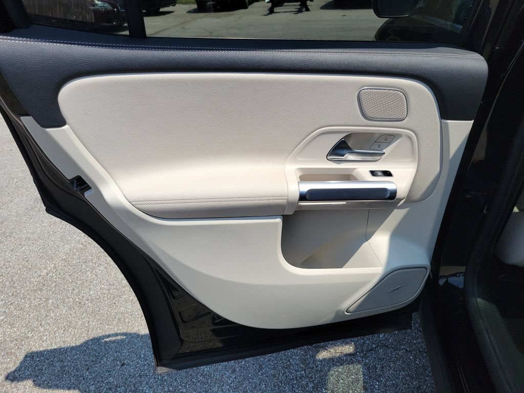 Used 2023 Mercedes-Benz EQB 300 4MATIC w/ Pinnacle Package image 21