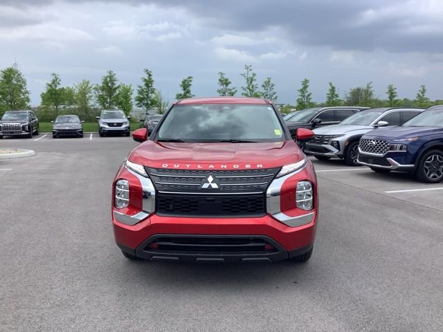 Used 2024 Mitsubishi Outlander ES image 2