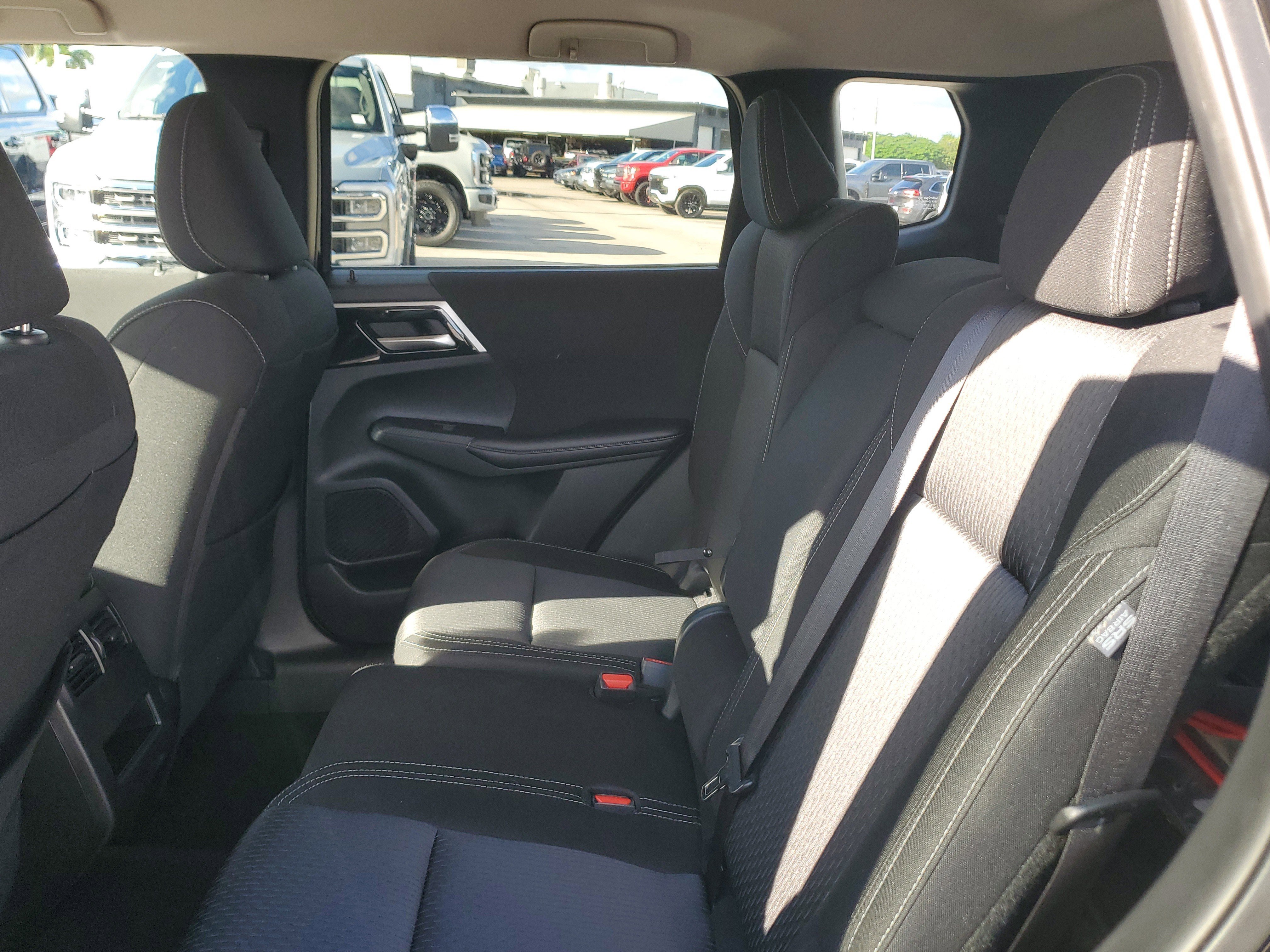 Used 2024 Mitsubishi Outlander ES image 12