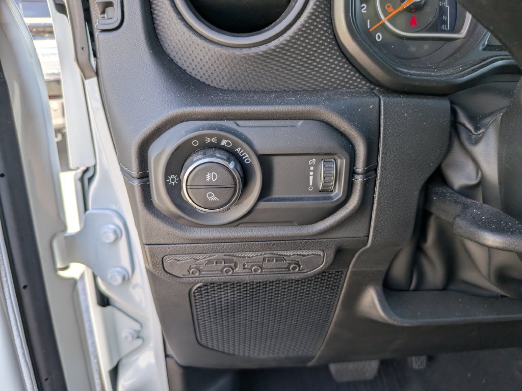 Used 2024 Jeep Gladiator Mojave w/ Technology Group AWD/4WD image 33