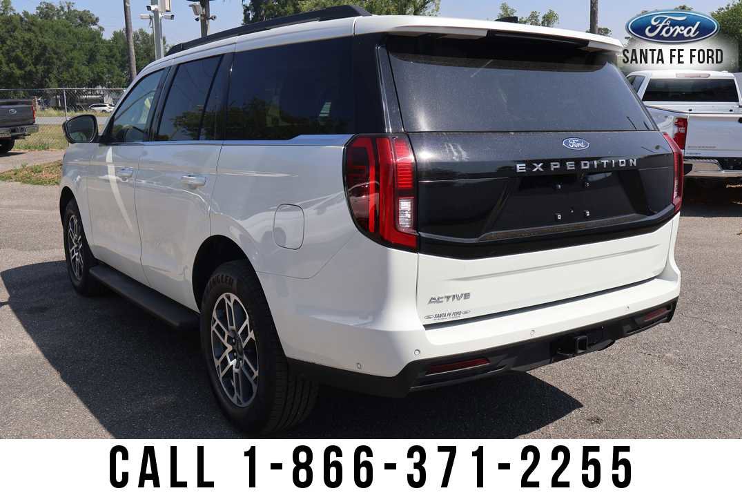 Used 2025 Ford Expedition Active RWD image 3