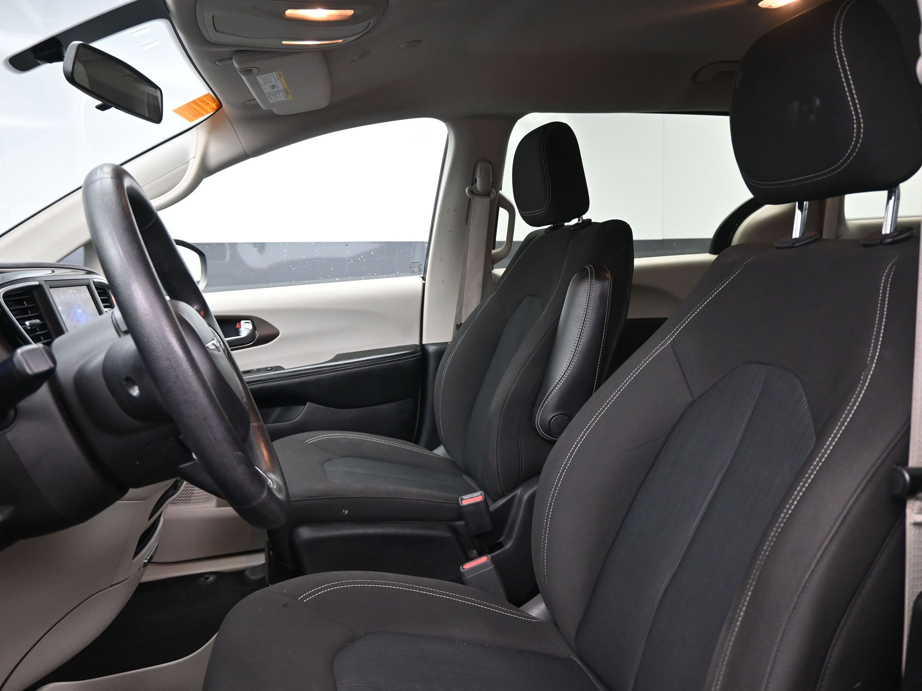 Used 2020 Chrysler Voyager L image 16