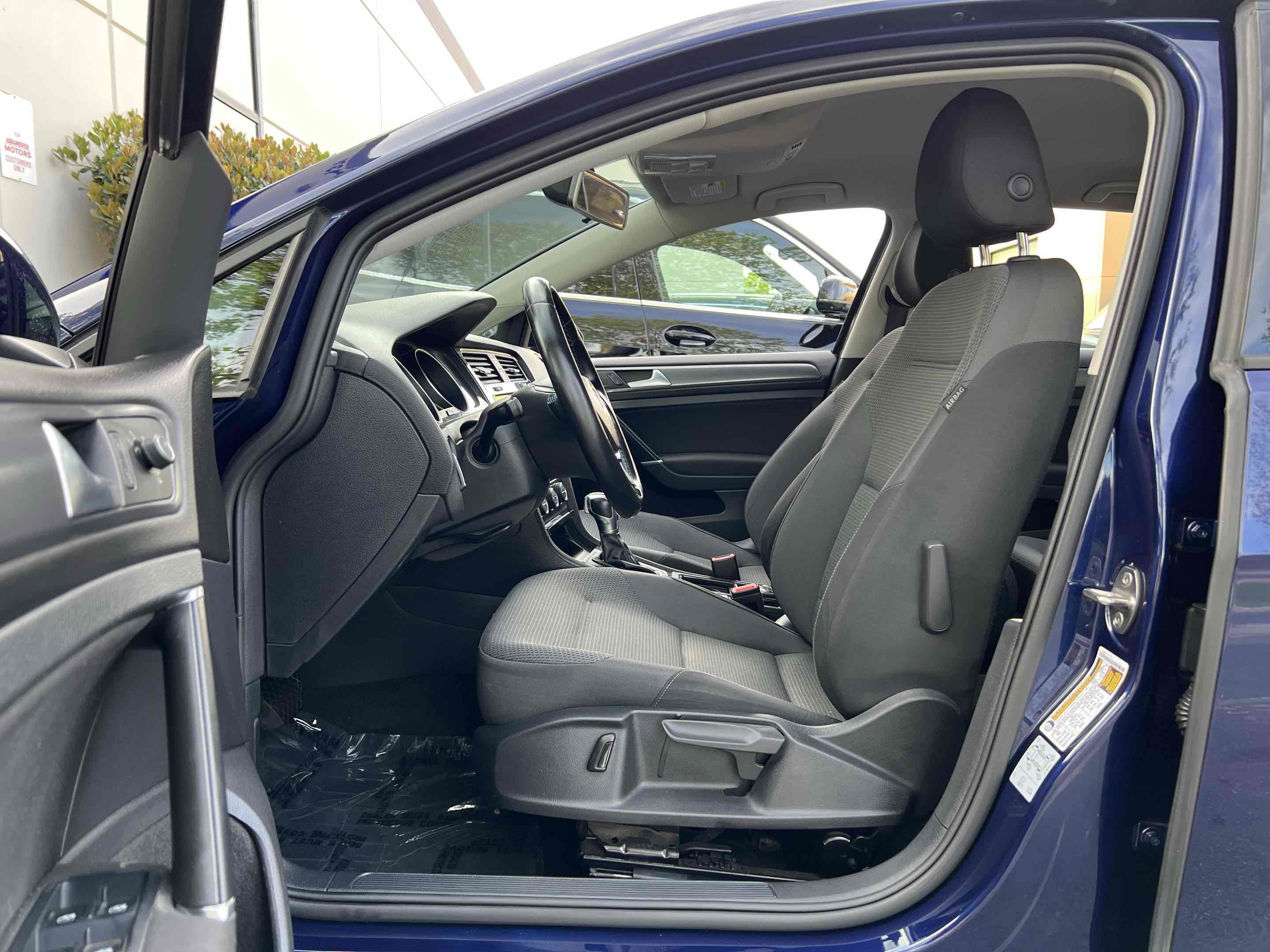 Used 2019 Volkswagen e-Golf SE w/ Driver Assistance Package image 4