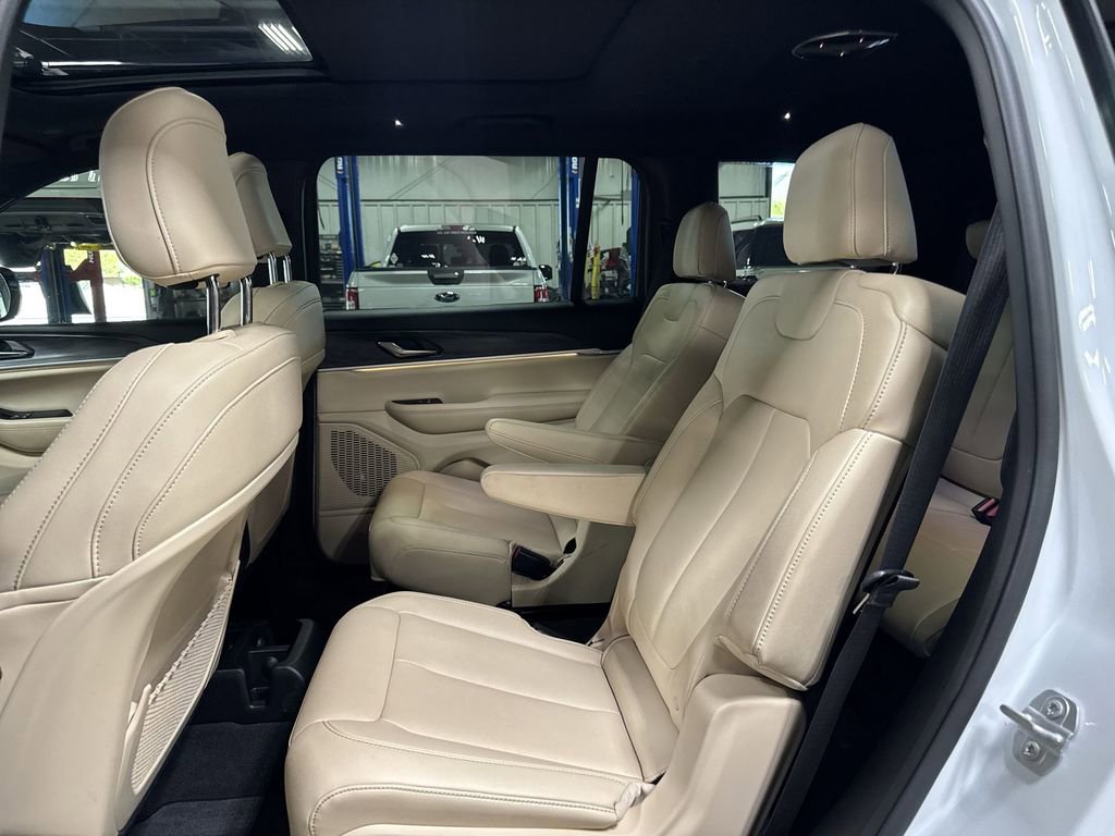 Used 2024 Jeep Grand Cherokee L Limited w/ Black Appearance Package image 25